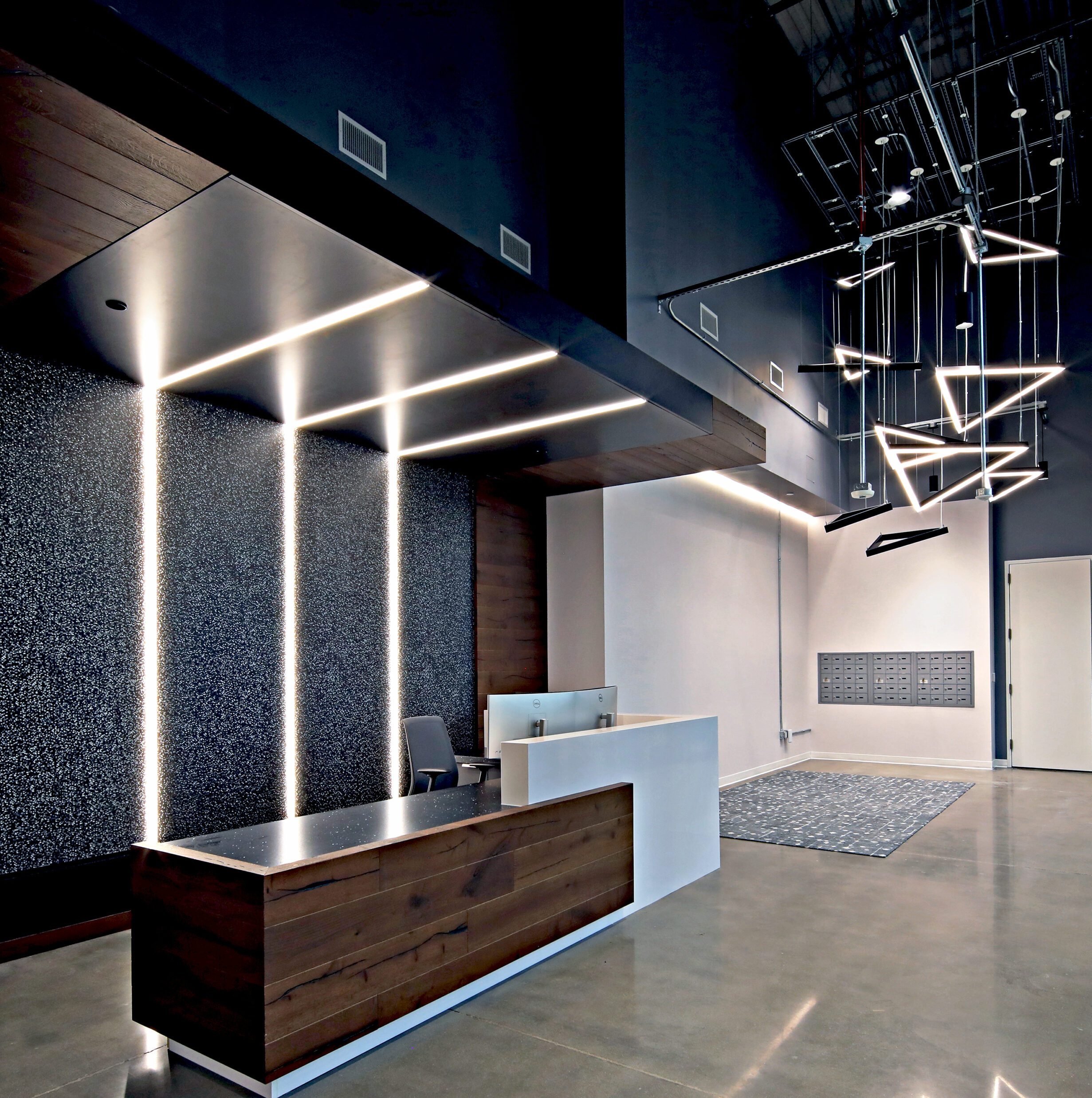 raytheon-at-northwoods-28-int-1506-083024-lkg-se-at-the-lobby-reception-desk