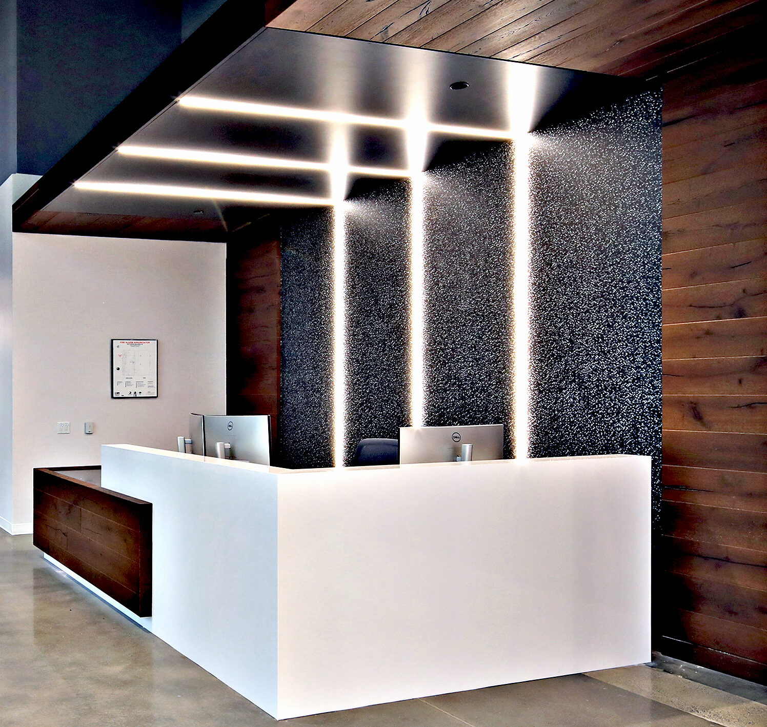 raytheon-at-northwoods-28-int-1510-083024-lkg-ne-at-the-lobby-reception-desk