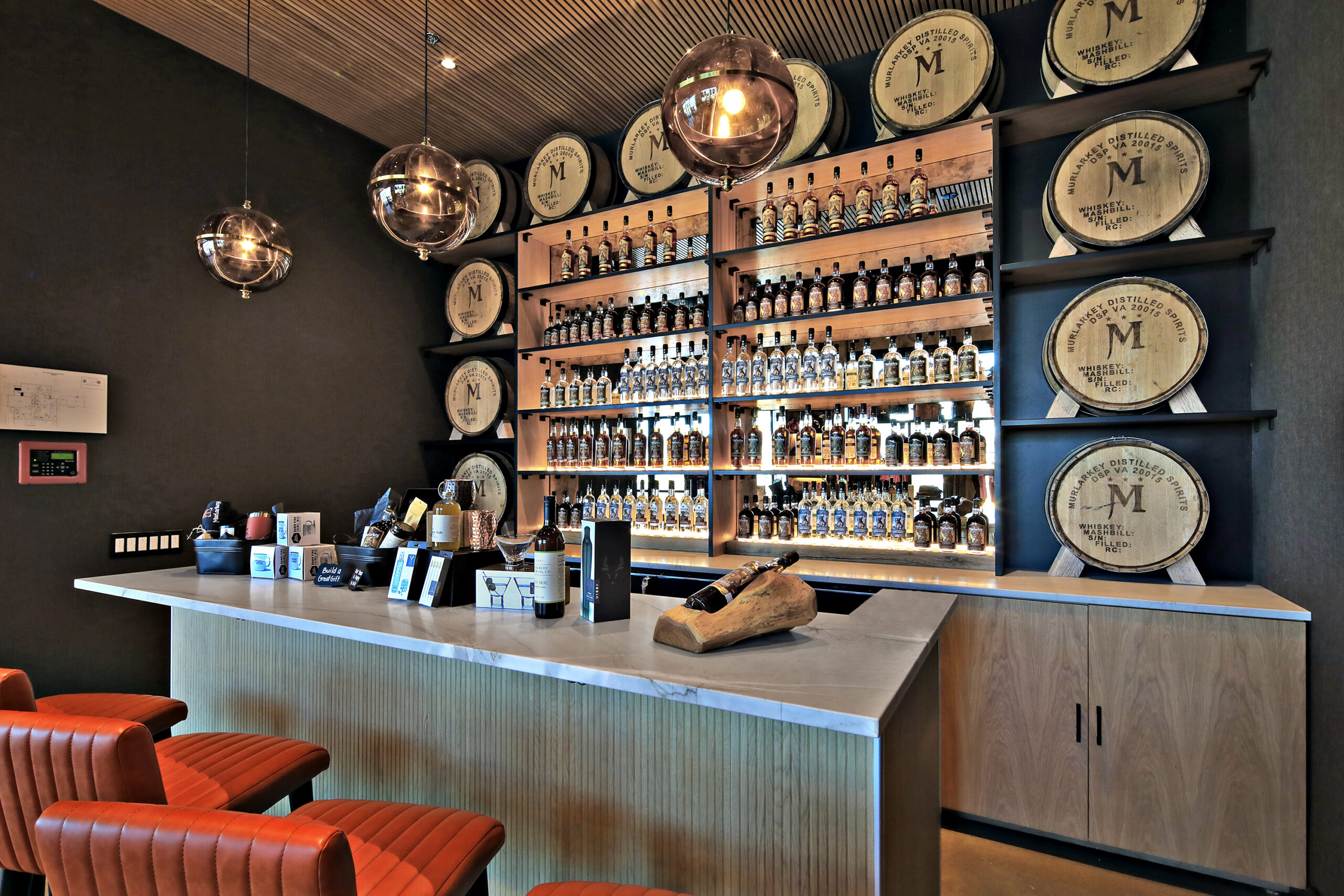 murlarkey-int-4504-060425-lkg-at-the-retail-bar