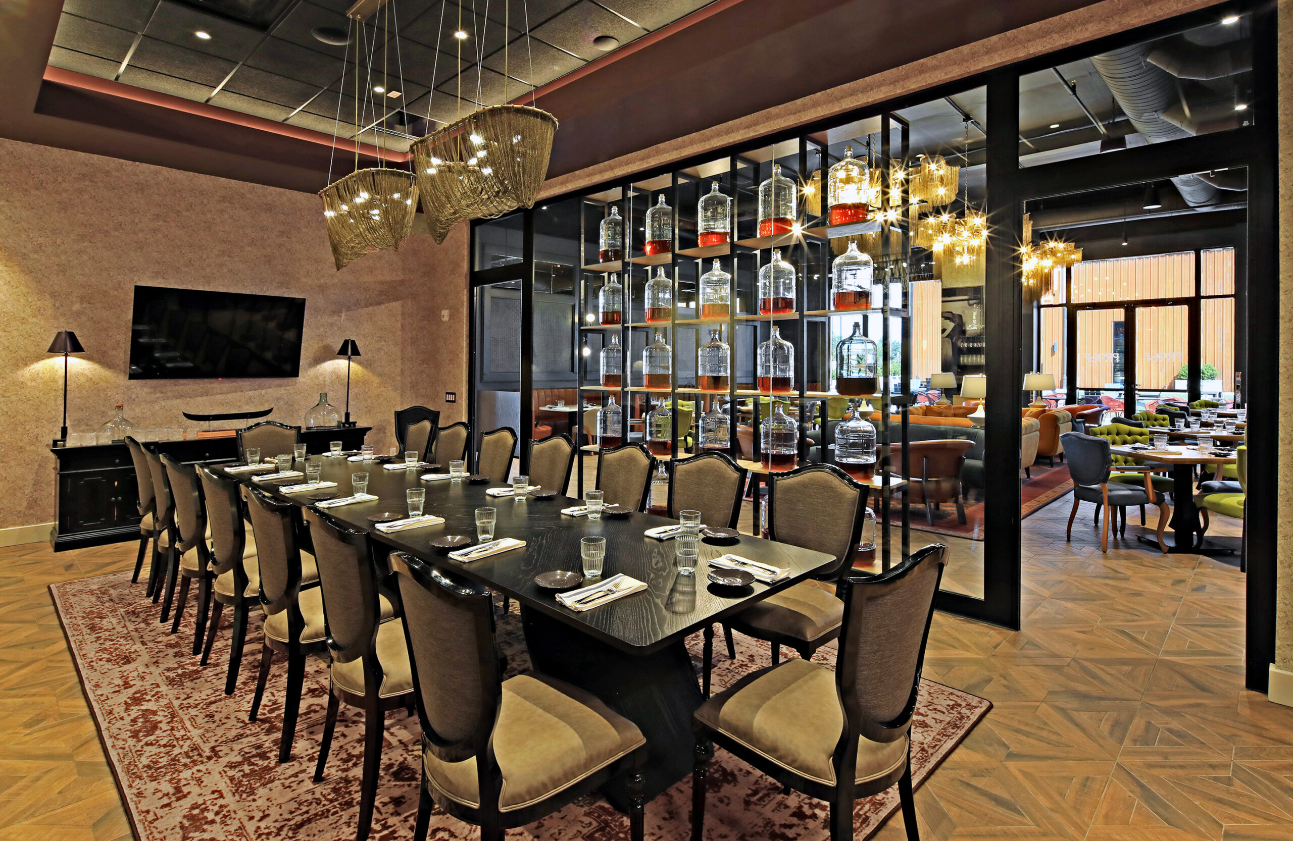 murlarkey-int-4572-060425-lkg-nw-in-the-party-room