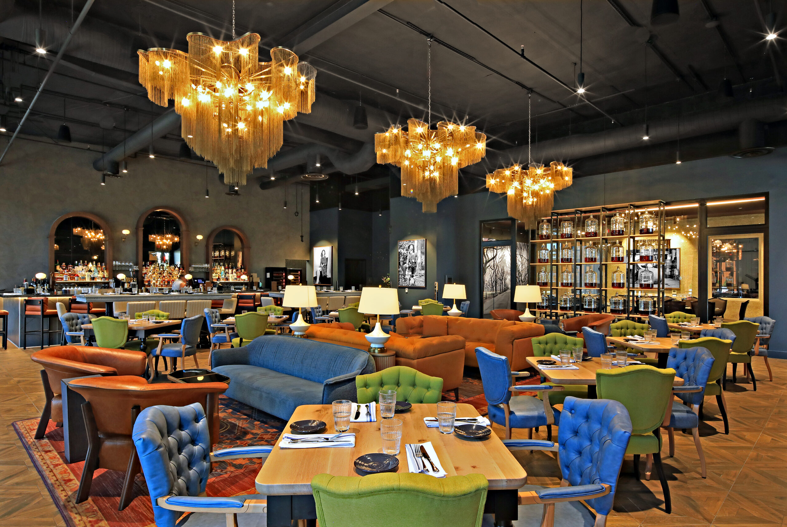 murlarkey-int-4591-060425-lkg-se-in-the-dining-room